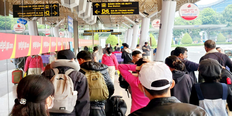 Biển người đổ về sân bay Tân Sơn Nhất - Lưu thông hàng không đang quá tải?