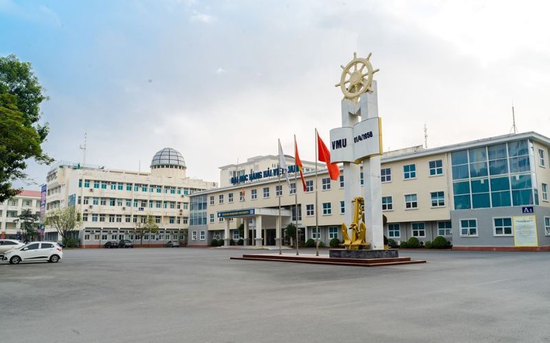 Nữ sinh nhảy cầu học trường Đại học Hàng Hải