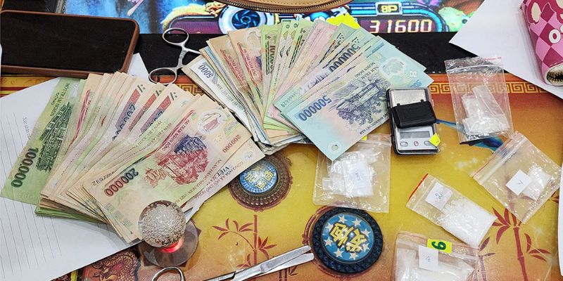 Chứng cứ cùng tiền mặt mà cảnh sát đã thu giữ tại hiện trường